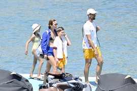 Jelena Đoković prošetala Mikonosom u PLETENOM KUPAĆEM, a u ruci CEGER KOJI KOŠTA BOGA OCA! Evo šta Noletova supruga nosi na plaži - odmereno, moderno, šik i baš skupo