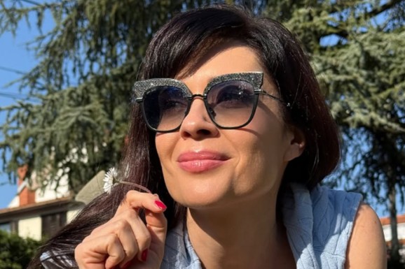 TEČNO GOVORI ČETIRI JEZIKA A OVO JE ISTINA O NJENOM OBRAZOVANJU Voditeljka RTS-A ne radi u struci, ovaj detalj iz njene biografije malo ko zna