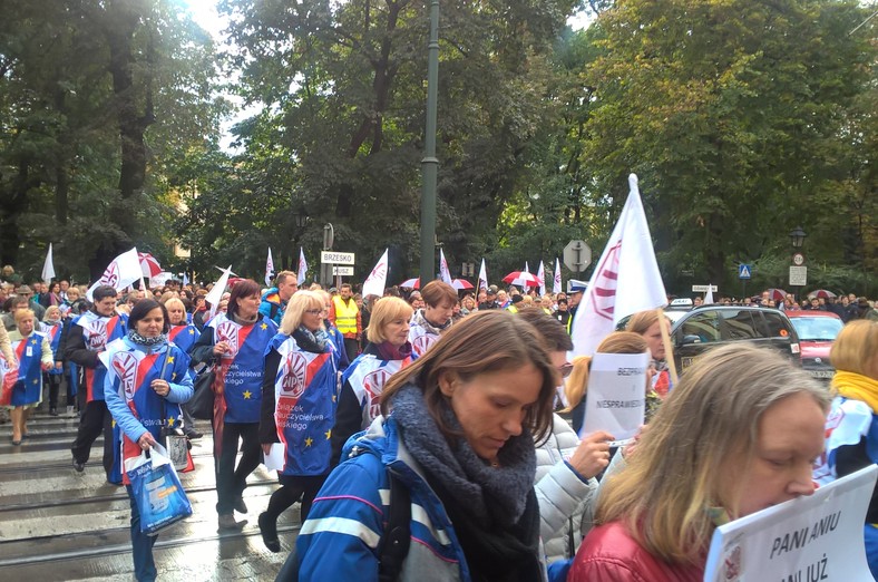 Pikieta nauczycieli pod urzędem wojewódzkim w Krakowie