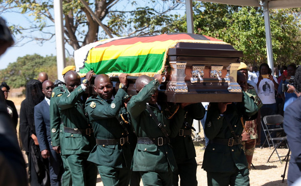 Konflikt wokół pogrzebu Mugabe trwał blisko miesiąc. Były prezydent Zimbabwe wreszcie pochowany