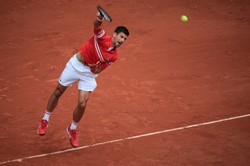 Łatwo nie było, ale Djoković w ćwierćfinale French Open
