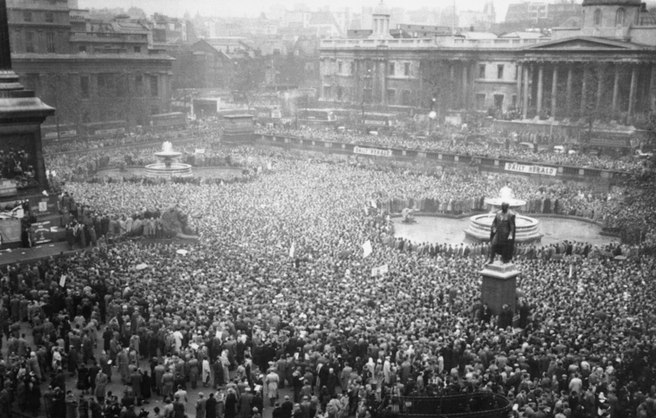 Protest na Trafalgar trgu u Londonu u znak protesta zbog odgovora britanske vlade na Suecku krizu 4. novembra 1956.