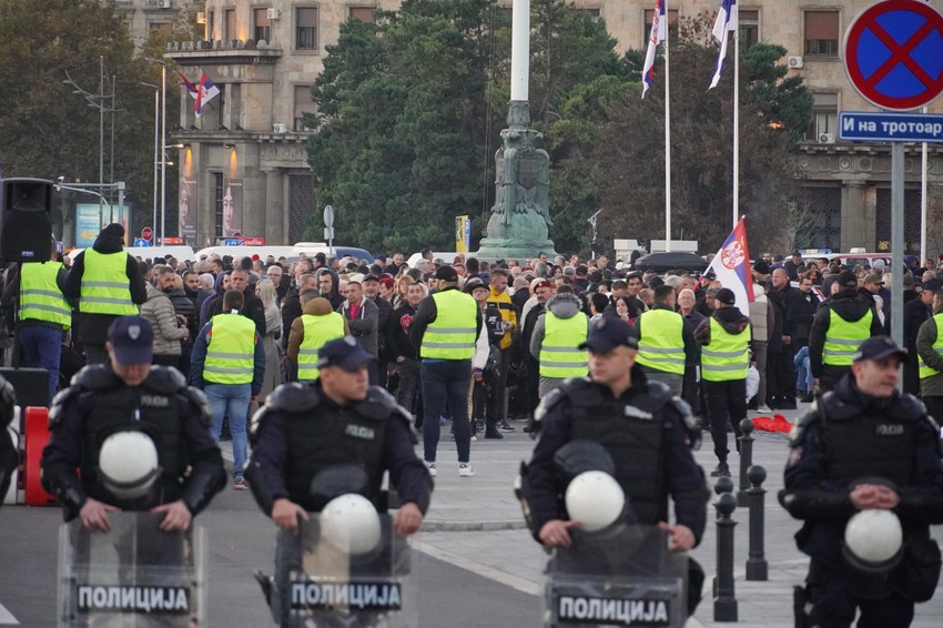 Policija između okupljenih u Takovskoj i u Pionirskom parku