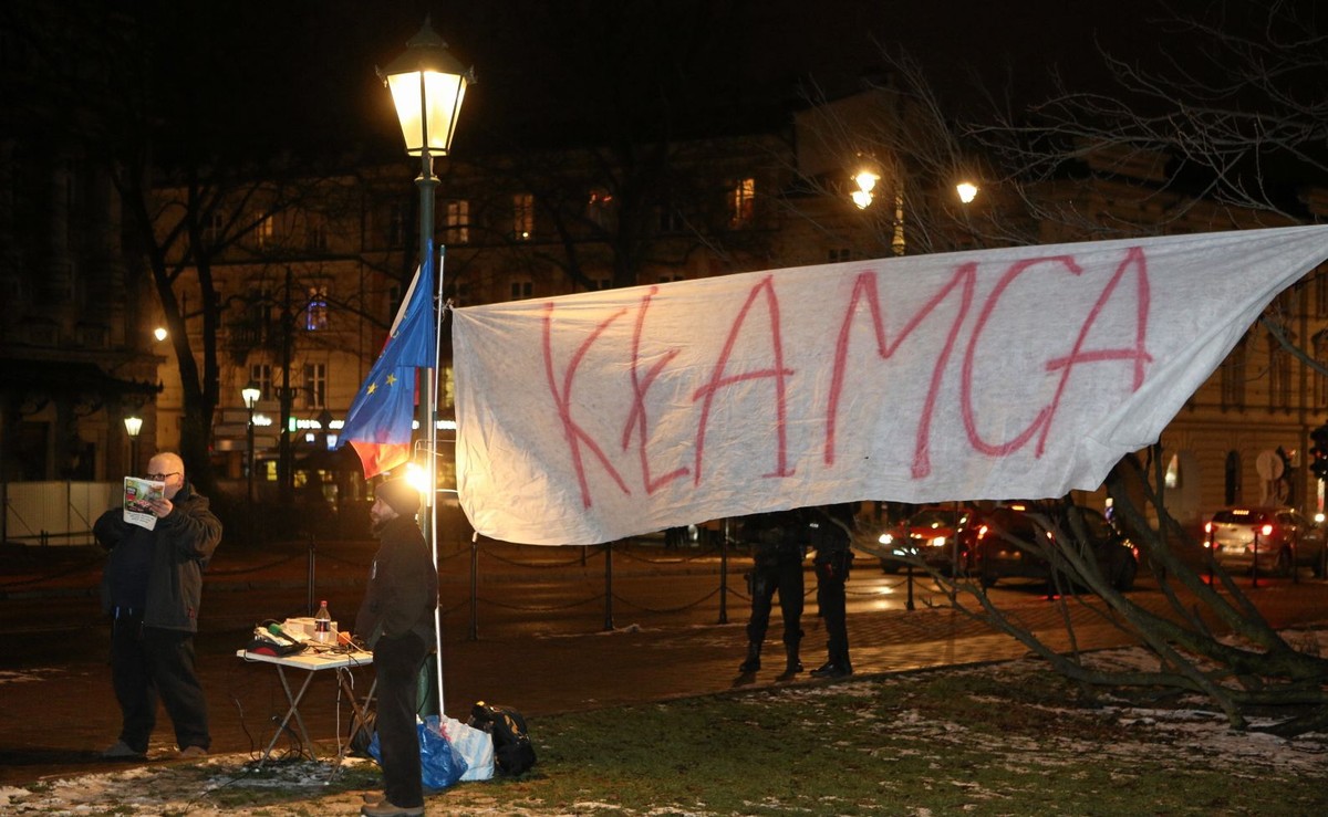 Transparent rozwieszony przed wizytą Jarosława Kaczyńskiego na Wawelu
