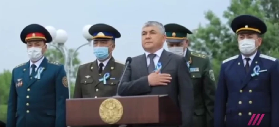 Na početku, presednik je stavio ruku na srce