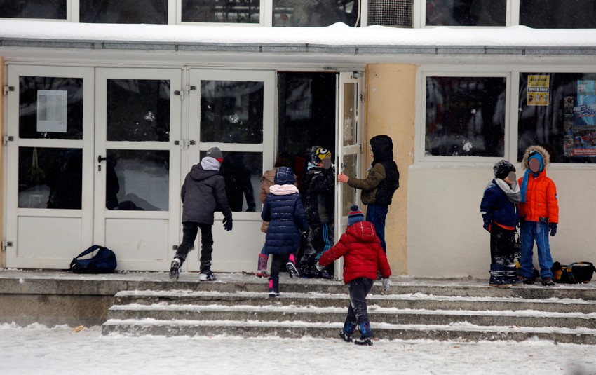 Škola đaci koronavirus korona  dvorište