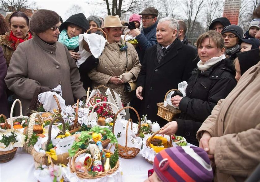 Kaczyński ze święconką. Zobacz, co miał w koszyczku...