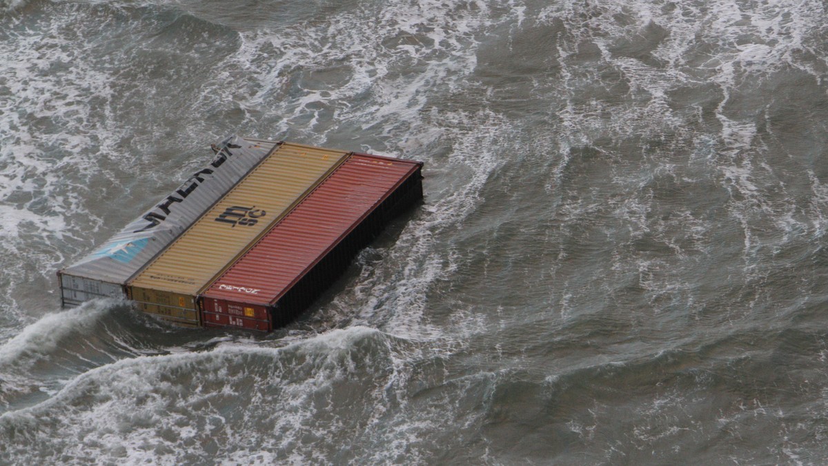 epa07260036 - AT SEA NETHERLANDS CONTAINER SHIP ACCIDENT (Container vessel loses containers that wash up and Netherlands shores)