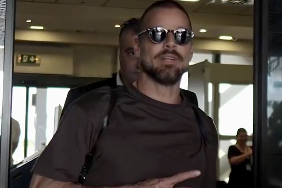 PRIVATNI AVION, POMETNJA NA AERODROMU I SIMBOL MIRA! Ovako je izgledao dolazak Rikija Martina u Beograd: Evo koliko ostaje u Srbiji