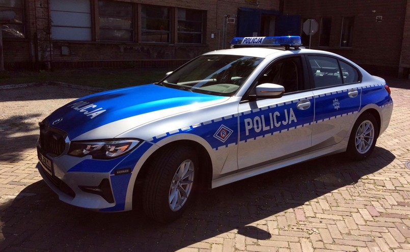 BMW serii 3 sedan najnowszej generacji jako oznakowany radiowóz polskiej policji drogowej