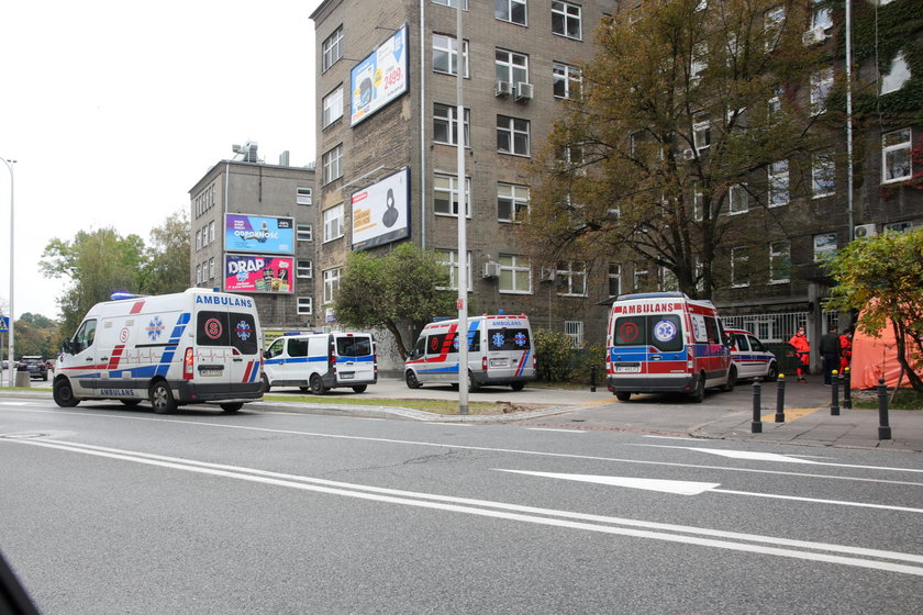 Kolejka karetek pod Izbą Przyjęć w Szpitalu Orłowskiego w Warszawie