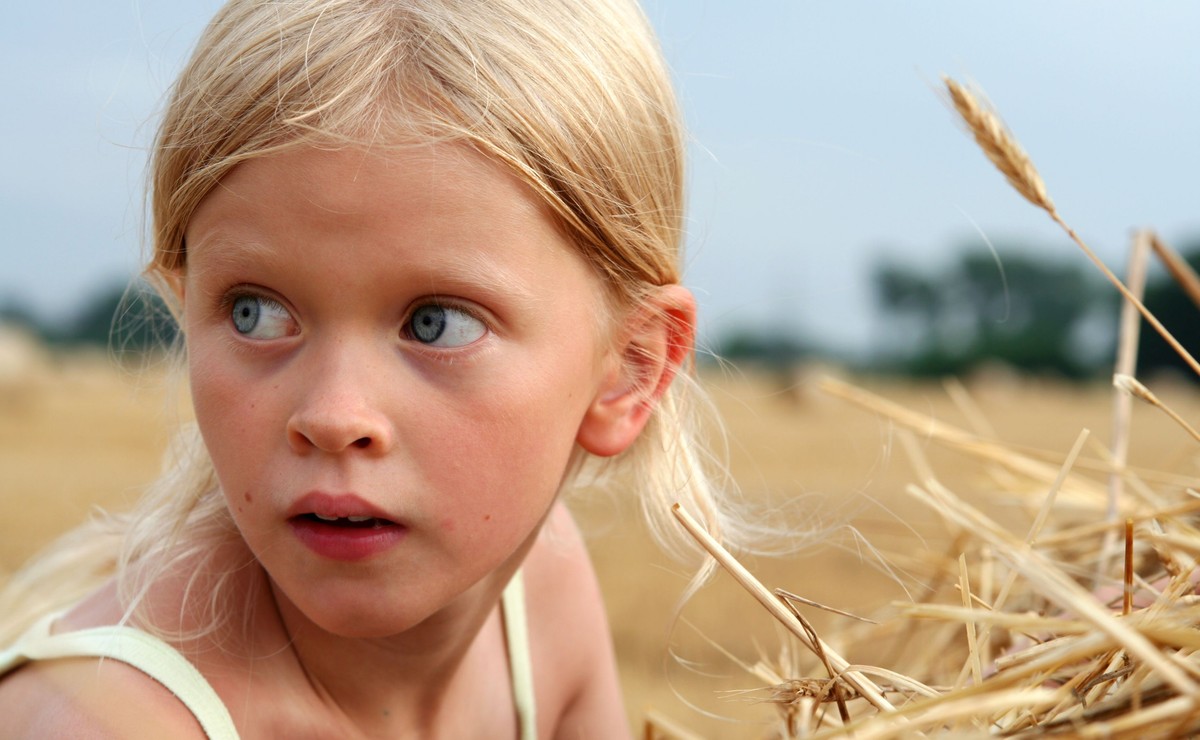 Dziewczyna na polu. Polska wieś