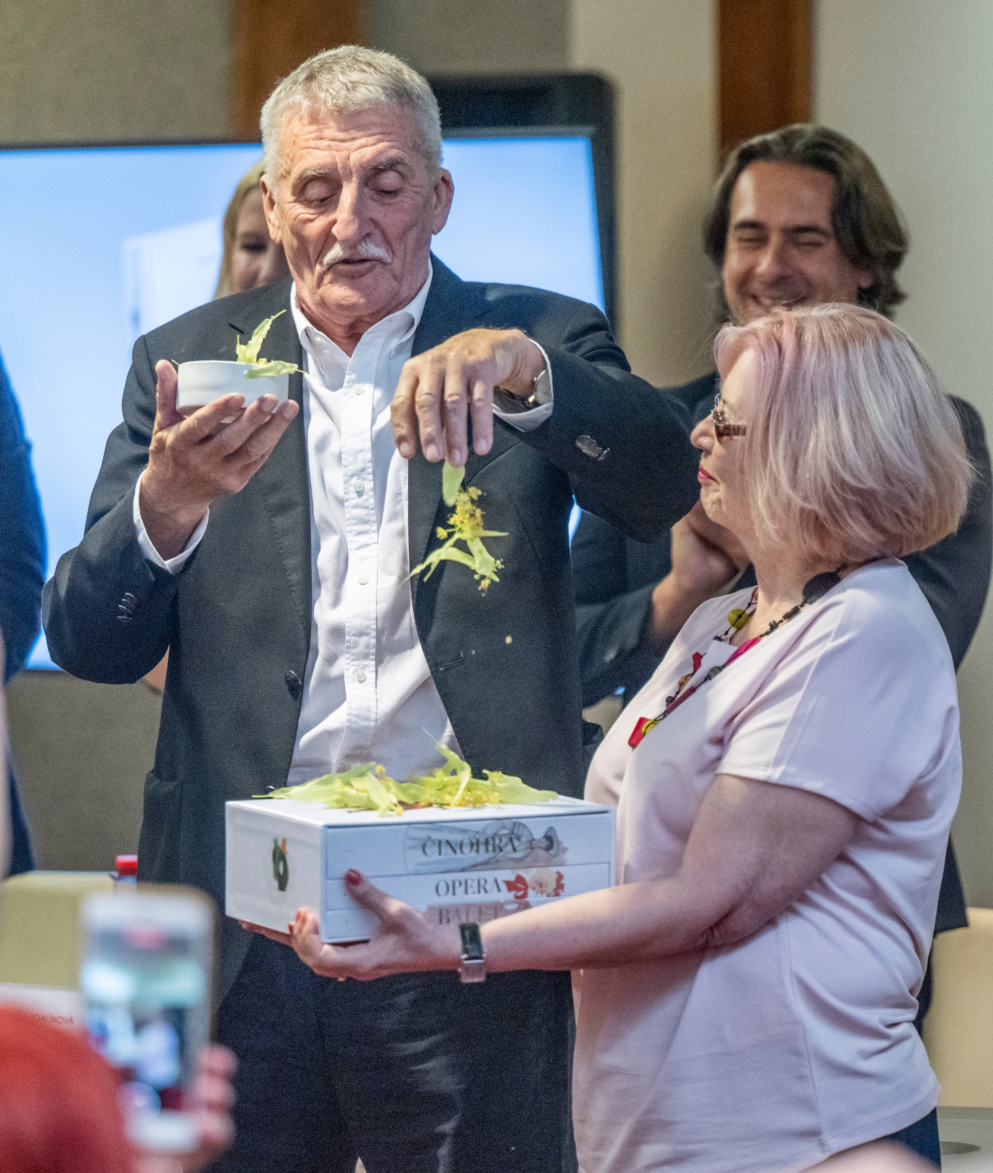 Herec Martin Huba a vpravo spoluautorka publikácie Dagmar Podmaková.