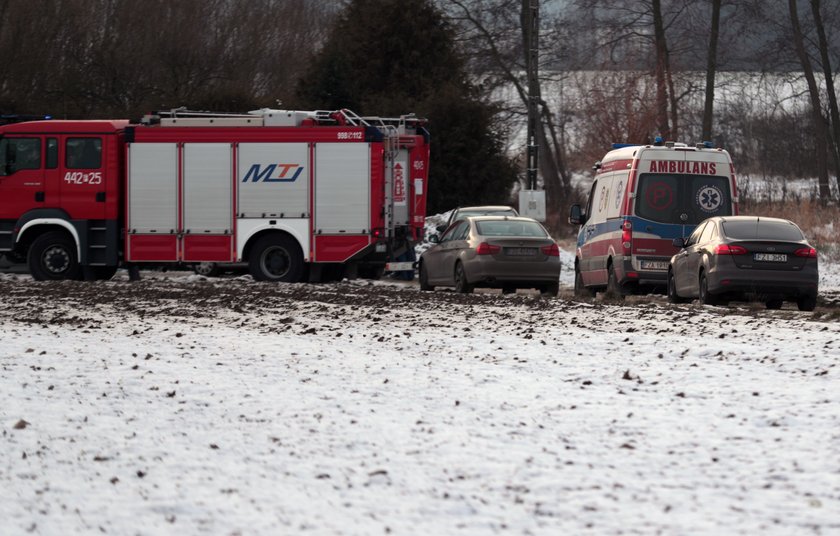 Na miejscu zdarzenia długo pracowali policjanci oraz prokurator. 