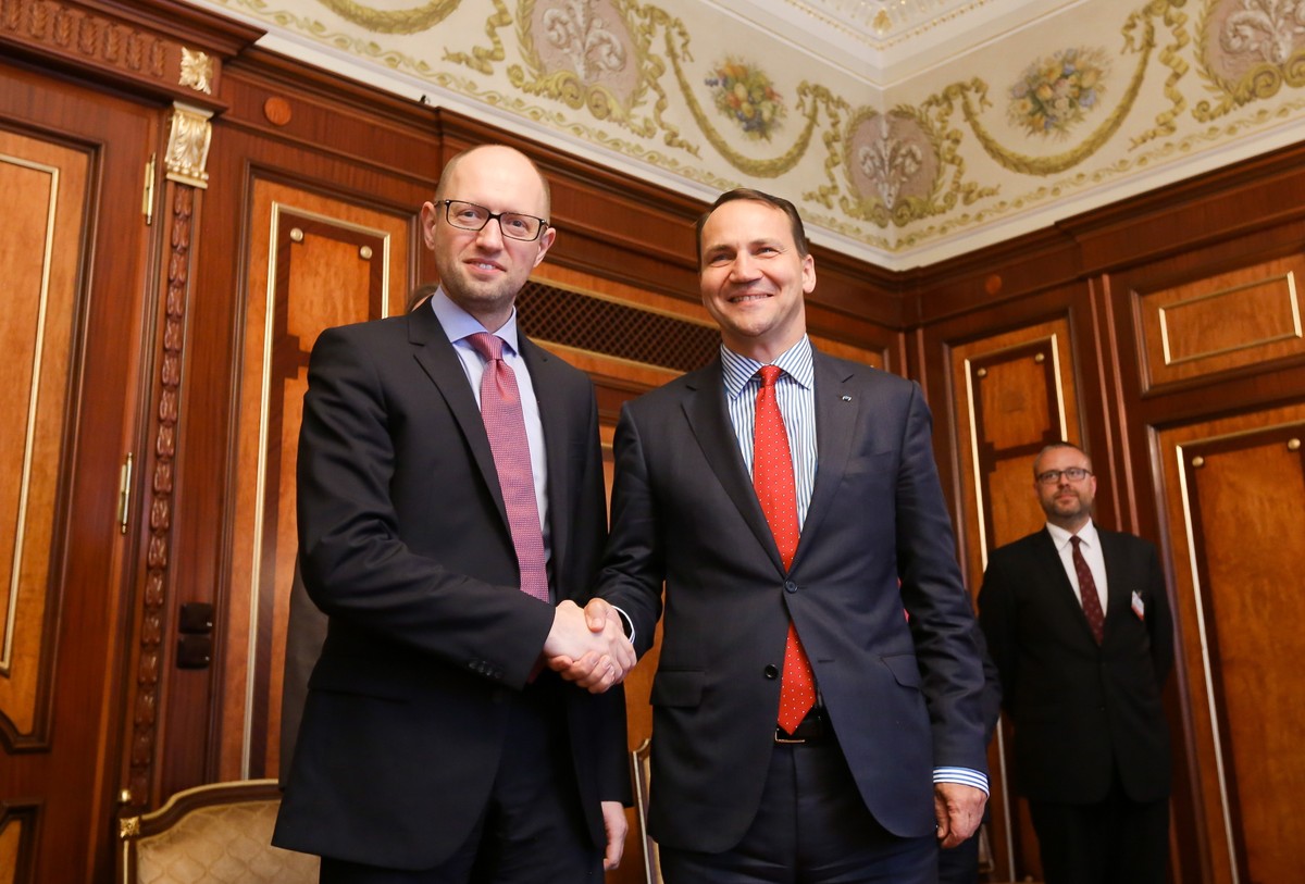 Minister spraw zagranicznych Radosław Sikorski oraz premier Ukrainy Arsenij Jaceniuk podczas spotkania w Kijowie
