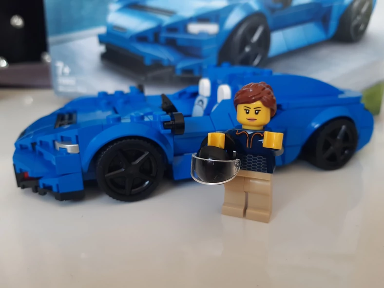 Zestaw LEGO Speed Champions McLaren Elva (76902) to auto w sam raz dla dziewczyn - za kierownicą szybkiego superauta siada żeńska figurka.