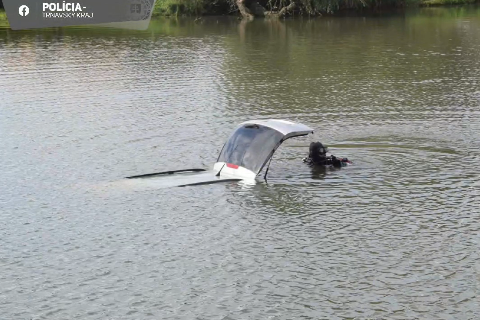 Auto, ktoré malo pri Kútoch usmrtiť 21-ročného muža, našli v jazere.