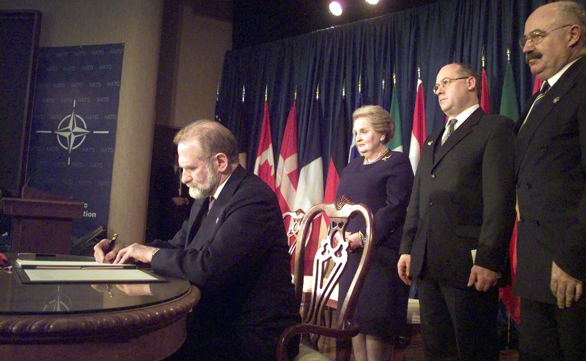 Polska wstępuje do NATO