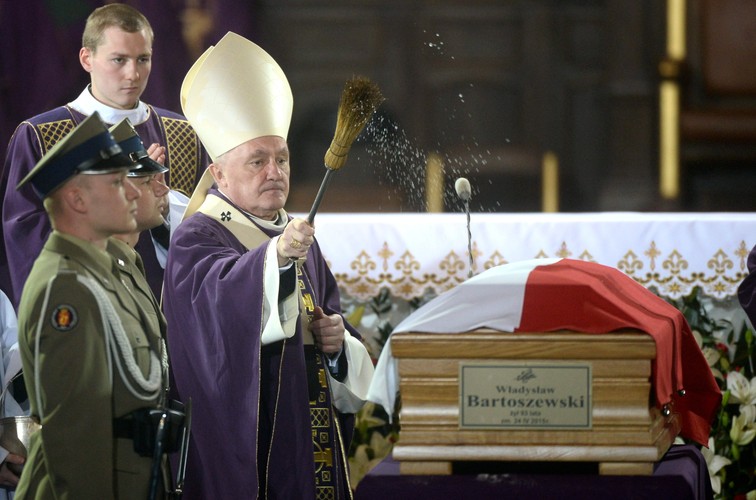 Uroczystości pogrzebowe profesora Władysława Bartoszewskiego - metropolita warszawski, kardynał Kazimierz Nycz (centrum-L) przewodniczy mszy żałobnej w Bazylice Archikatedralnej św. Jana Chrzciciela w Warszawie