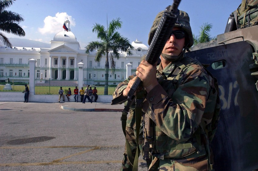 Američka vojska u Port-O-Prensu na Haitiju u martu 2004.