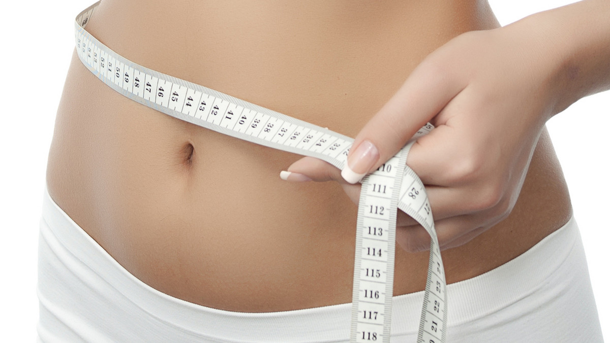 Wszystkie diety stosowane przez osoby pragnące stracić na wadze przynoszą zbliżone rezultaty; ważniejsze niż wybór konkretnej diety jest jej konsekwentne przestrzeganie - wynika z ustaleń naukowców ogłoszonych w "Journal of the American Medical Association".