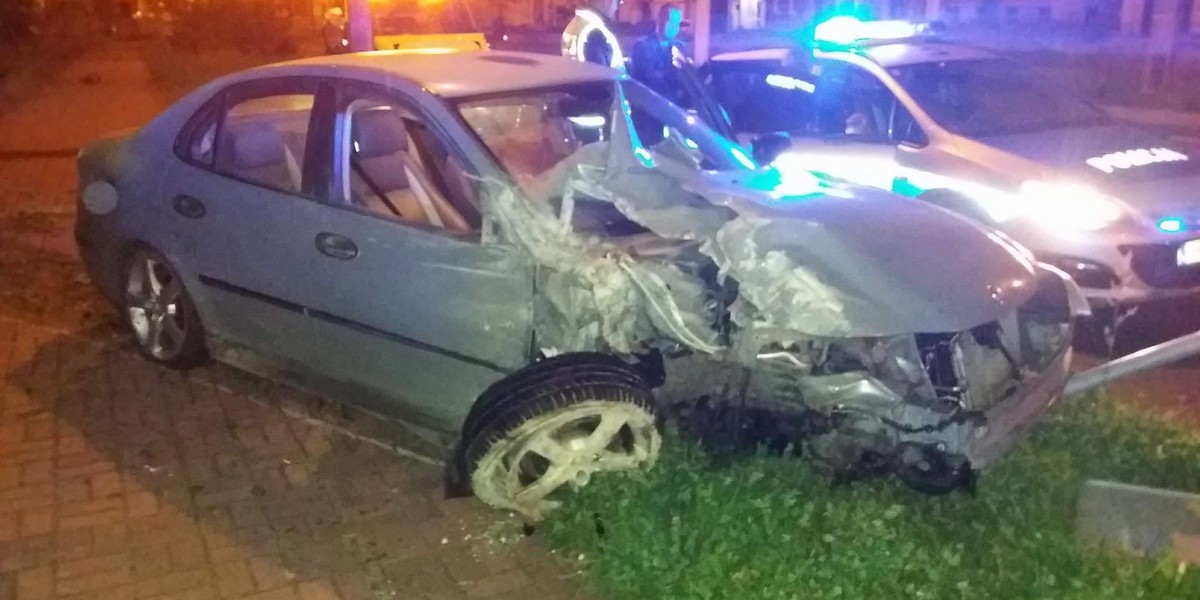 Najpierw jechał chodnikiem, później uderzył w mur. Był pijany