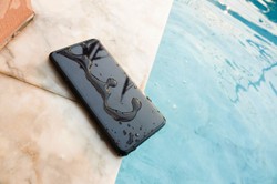 Filmik, który "ratuje" zalany telefon. Czy to możliwe?