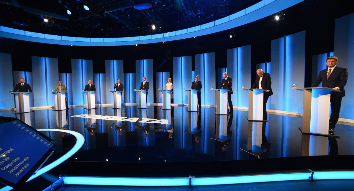 Kandydaci na urząd prezydenta RP (od lewej): Andrzej Duda (PiS), Paweł Kukiz, Marian Kowalski (Ruch Narodowy), Paweł Tanajno (Demokracja Bezpośrednia), Adam Jarubas (PSL), Magdalena Ogórek (SLD), Jacek Wilk (Kongres Nowej Prawicy), Grzegorz Braun, Janusz Korwin-Mikke (ugrupowanie KORWiN) i lider Twojego Ruchu Janusz Palikot, podczas debaty prezydenckiej w studiu TVP w Warszawie, 5 bm. (zuz) PAP/Radek Pietruszka