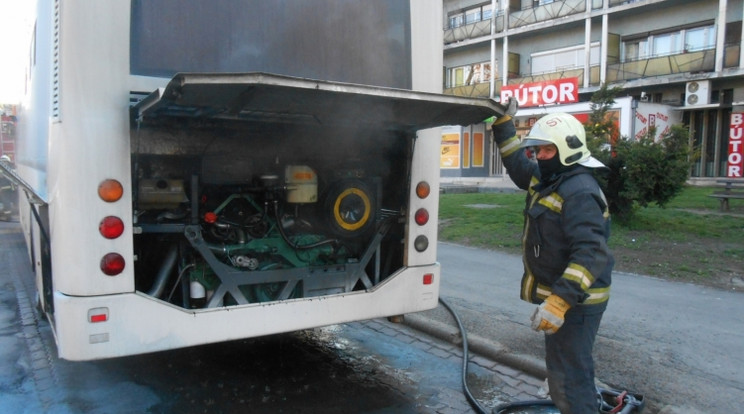 A busz a Nógrád Megyei Rendőr-főkapitányság épülete mellett lévő buszmegállóban gyulladt ki / Fotó: police.hu