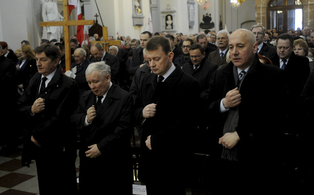 Mariusz Błaszczak, Jarosław Kaczyński, i Joachim Brudziński w czasie mszy świętej w intencji ofiar