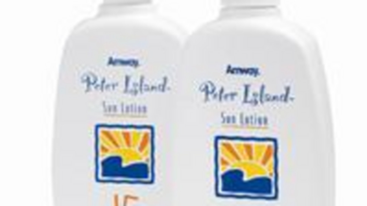 Firma Amway przedstawia ofertę kosmetyków na lato: Balsamy do opalania Peter Island: Balsamy z filtrami SPF 15 i SPF 30, zapewniające twarzy i ciału bardzo silną ochronę przed szkodliwymi promieniami UVA i UVB. Mogą być stosowane do twarzy i całego ciała, także przez osoby o wrażliwej skórze. Nie zmywają się podczas pływania, a jednocześnie nie zatykają porów skóry. Balsamy Peter Island wzbogacono witaminą E, która dodatkowo chroni przed uszkodzeniami wywołanymi przez wolne rodniki (mogące prowadzić do wcześniejszego starzenia się skóry), a także witaminy A i C oraz aloes.
Ceny: SPF 15 - 95 zł , SPF 30 - 106 zł, pojemność: 250 ml