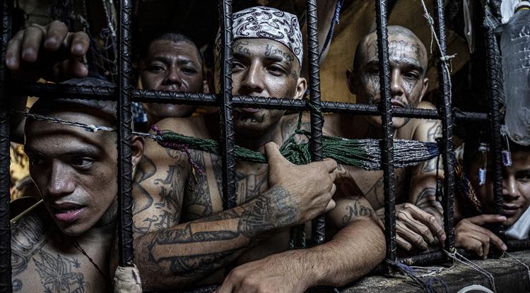 Fogvatartottak néznek ki egy cellából a quezaltepeque-i büntetés-végrehajtási központban. El Salvador. 2018. november.