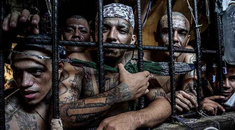 Fogvatartottak néznek ki egy cellából a quezaltepeque-i büntetés-végrehajtási központban. El Salvador. 2018. november.