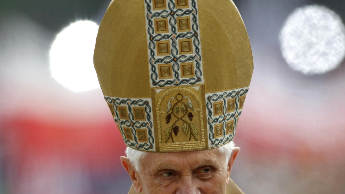 O "wielkim darze łaski" życia Jana Pawła II mówił Benedykt XVI podczas tradycyjnej procesji w Ogrodach Watykańskich wieczorem z okazji zakończenia miesiąca maryjnego. Papież przypomniał, że maj rozpoczął się od beatyfikacji jego poprzednika.
