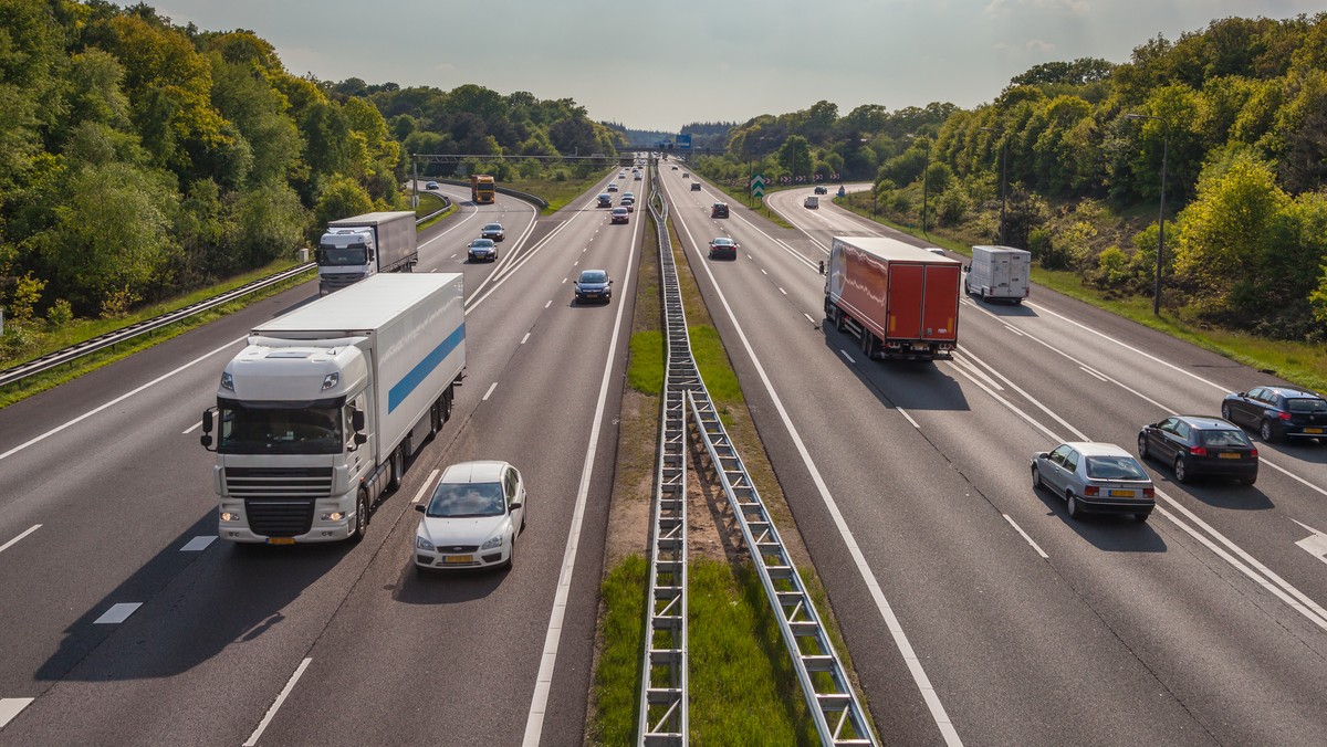 Pojazdami poruszającymi się bez kierowców najbardziej w Europie mogą być zainteresowani polscy przewoźnicy. Ale najpierw muszą poznać koszty - pisze "Puls Biznesu".