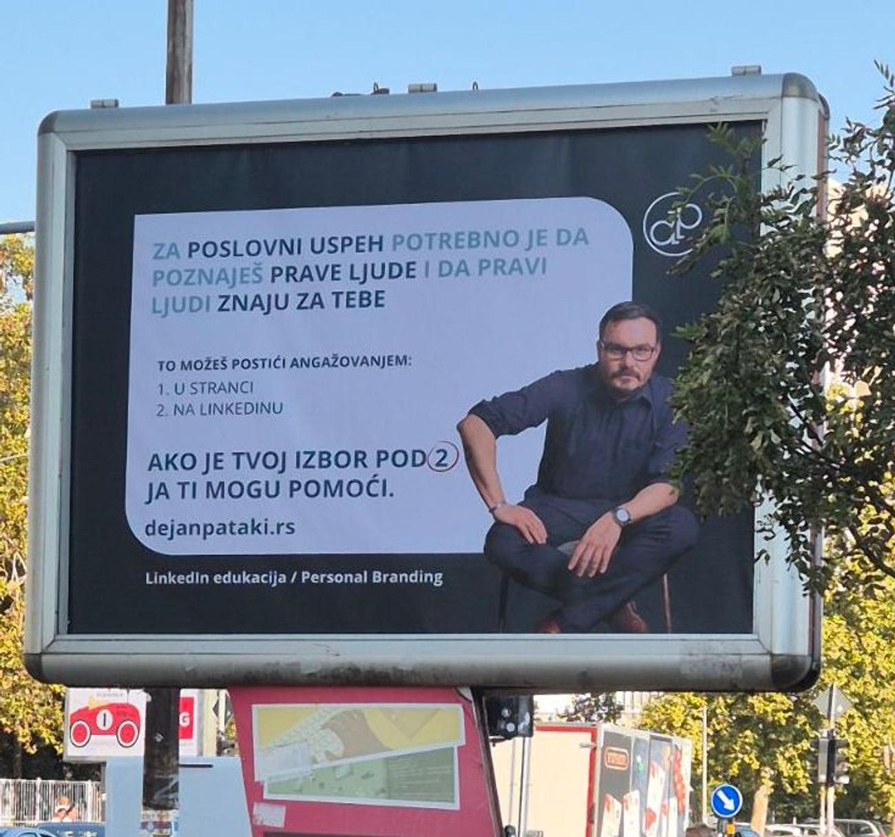 &#34;Za poslovni uspeh potrebno je da...&#34; u Novom Sadu osvanuo zanimljiv bilbord i pobrao simpatije na društvenim mrežama