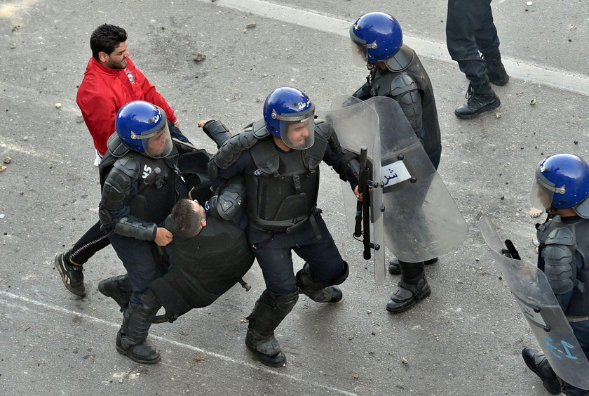 Algieria. Starcia uliczne zAlgieria. Starcia uliczne z policją. 182 osoby ranne policją. 182 osoby ranne