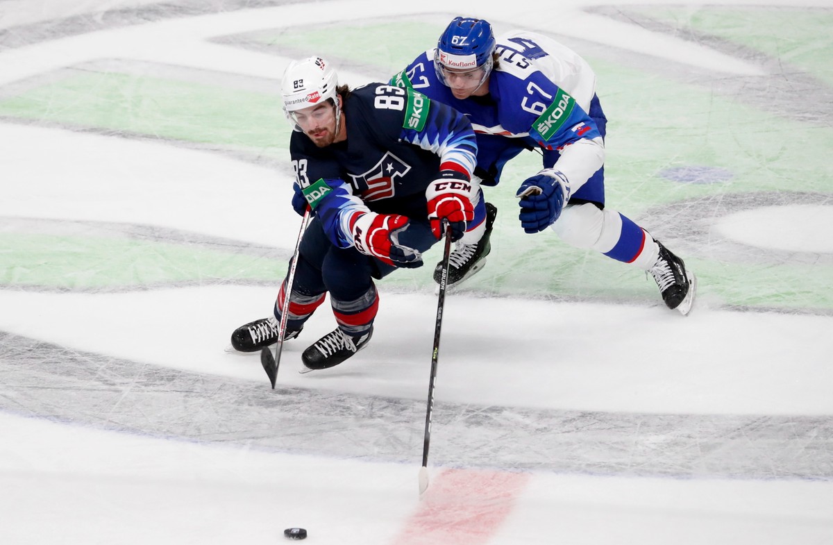 Conor Garland (L) z USA i Słowak Marian Studenic