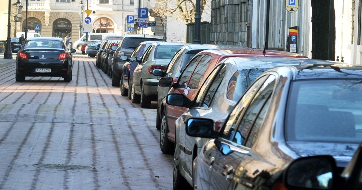 Zobaczył to na swoim aucie i od razu wstawił post na grupę osiedlową. "Grzecznie proszę"