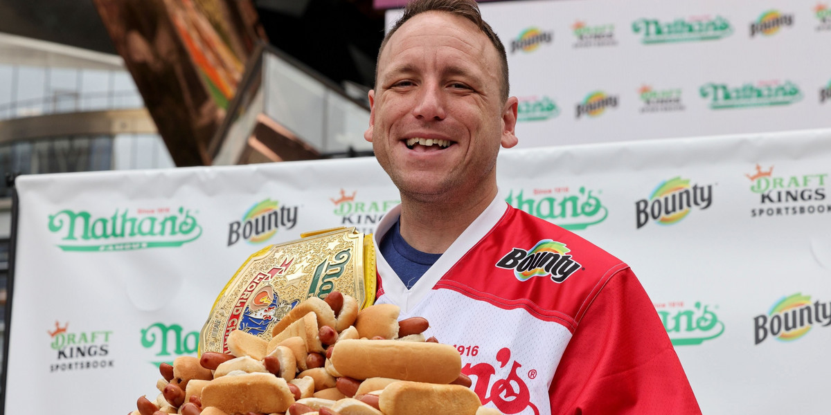 Na zdjęciu Joey Chestnut z górą hot dogów chwilę po tym, jak pobił rekord zawodów.
