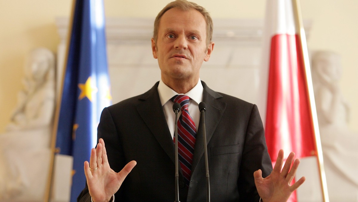 "Fakt": Donald Tusk udał się na kilkudniowy urlop we włoskie Dolomity, by pojeździć na nartach. Premierowi w krótkim urlopie towarzyszyła rodzina. Tusk przerwał jednak urlop, ponieważ udaje się na szczyt państw Grupy Wyszehradzkiej w sprawie kryzysu gazowego.