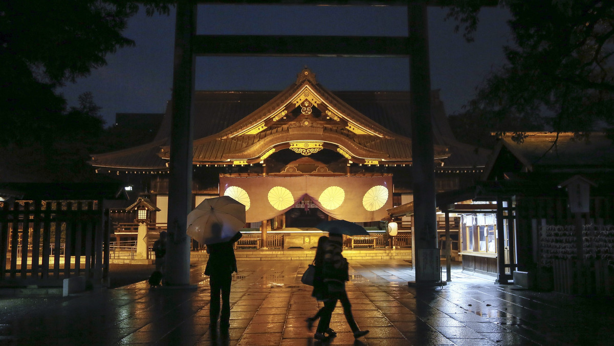 Grupa japońskich deputowanych, w tym dwóch ministrów, odwiedziła świątynię sintoistyczną Yasukuni. Oburzeniem zareagowali sąsiedzi Japonii, gdyż miejsce to upamiętnia m.in. japońskich dowódców uznanych za zbrodniarzy wojennych.