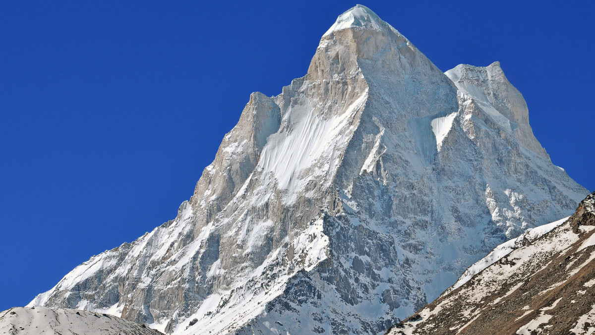 Alpinista Grzegorz Kukurowski zmarł podczas wspinaczki na szczyt Shivling (6543 m) w Himalajach Gharwalu w Indiach - poinformował w czwartek Polski Związek Alpinizmu (PZA). Trwa akcja ratunkowa mająca na celu udzielenie pomocy Łukaszowi Chrzanowskiemu.