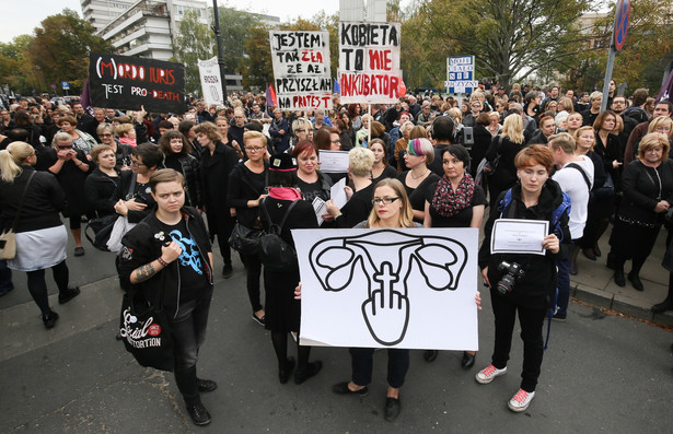 Czarny protest pod Sejmem. Tłum: "Hańba, posłowie budują piekło kobiet"