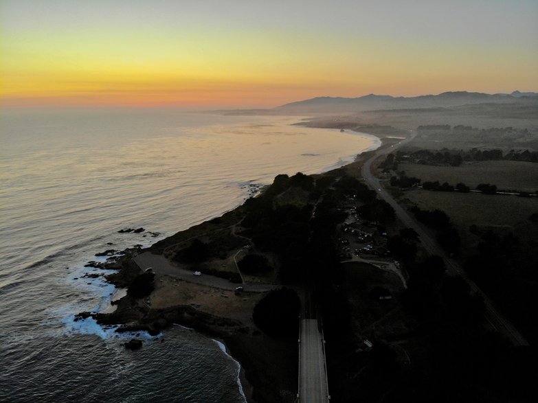 Ponad Moonstone Beach. Widok na Leffingwell Landing Park, po prawej droga SR-1