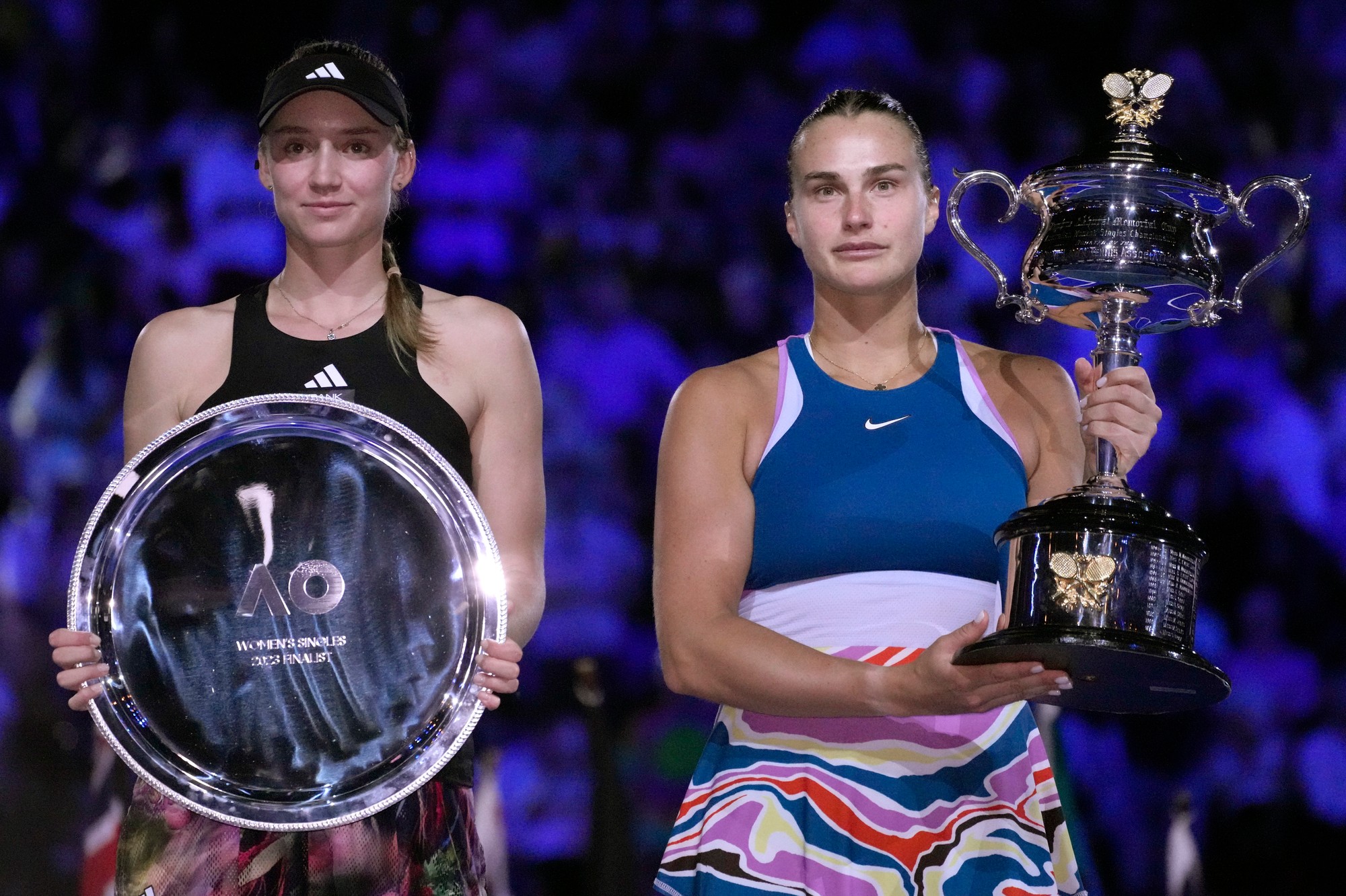 Bieloruská tenistka Aryna Sobolenková (vpravo) pózuje s trofejou po jej výhre nad Kazaškou Jelenou Rybakinovou (vľavo) vo finále dvojhry žien na grandslamovom turnaji Australian Open.