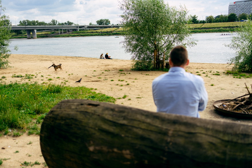 Artur w reportażu "33 sceny z życia rodzica skrzywdzonego dziecka" opowiada o traumie, jaką przeżył po otrzymaniu informacji, że jego syn padł ofiarą molestowania