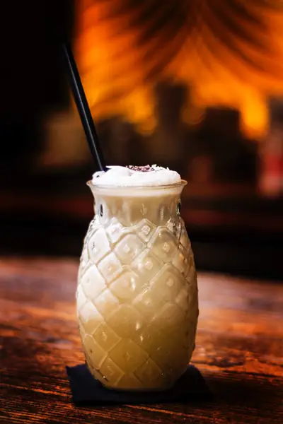 Wytworna pina colada Fot. Kike Salazar N on Unsplash