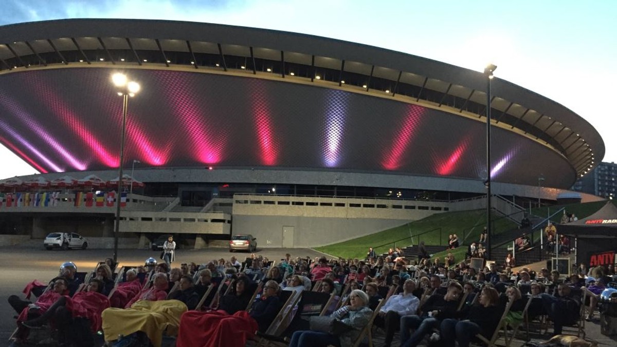 Zwiedzanie wnętrz Spodka, jeżdżenie na rolkach po hali Międzynarodowego Centrum Kongresowego, plenerowe seanse filmowe, koncerty, zajęcia sportowe – z programu aktywności w ramach miejskich wakacji w Spodku i MCK, skorzystało kilka tysięcy uczestników.