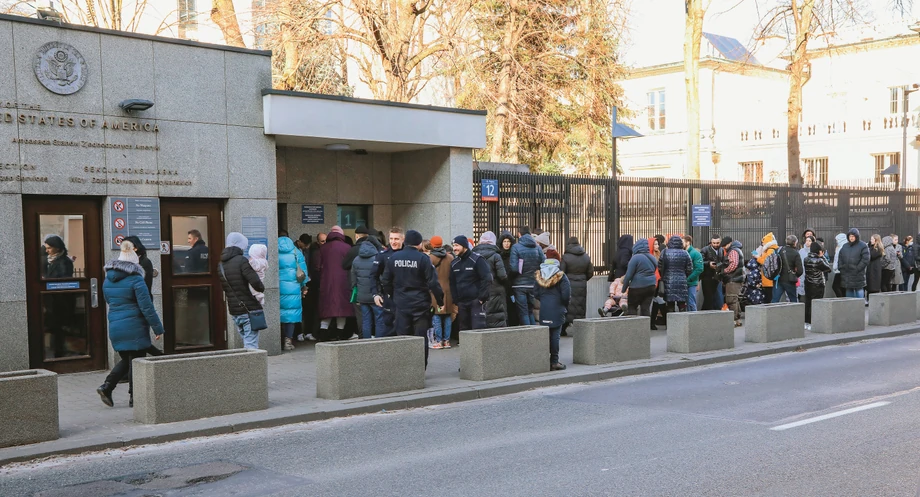 Obywatele Ukrainy w kolejce po wizy przed ambasadą USA w Warszawie. Na wyjazd do innych państw decyduje się jednak mniejsza część osób przybywających do Polski.